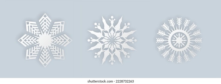 Se preparan copos de nieve de papel realista. Corte los elementos de copos de nieve aislados para el diseño de Navidad, decoración de vacaciones de invierno, celebración de año nuevo. 3.ª ilustración vectorial