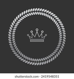 Leyenda de laurel de plata realista con corona en el centro. Insignia premium, símbolo de victoria tradicional sobre fondo negro. Triunfo, afiche de ganar, diseño de banner, marco brillante, borde.