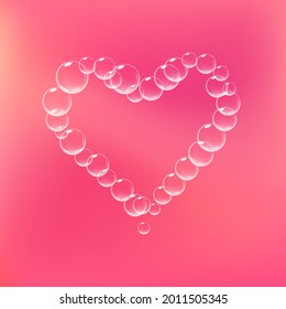 Espuma de jabón realista con burbujas formadas como corazón. Símbolo de San Valentín. Romántico corazón de jabón brillante. Fondo rosa.