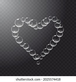 Espuma de jabón realista con burbujas formadas como corazón. Símbolo de San Valentín. Romántico corazón de jabón brillante. Fondo transparente.