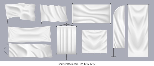 Banners textiles realistas mega set en diseño gráfico plano. Agrupa elementos de diferentes formas de banderas blancas vacías, afiches colgantes, hojas de promoción con postes. Ilustración vectorial de objetos aislados