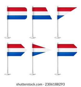 Varias banderas de mesa holandesas realistas sobre un asta de acero cromado. Un recuerdo de los Países Bajos. Bandera de escritorio hecha de papel o tela, soporte de metal brillante. Tragedia para promoción y publicidad. Ilustración del vector