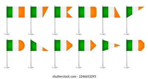 Varias banderas irlandesas realistas en un asta de acero cromado. Un recuerdo de Irlanda. Bandera de escritorio hecha de papel o tela, soporte de metal brillante. Tragedia para promoción y publicidad. Ilustración del vector
