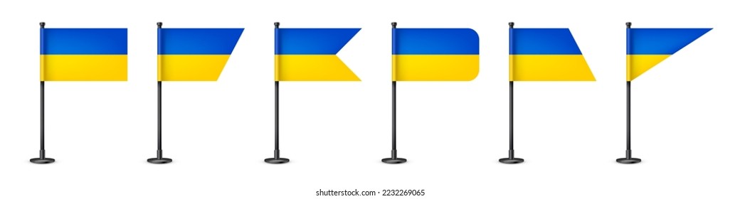 Realistische verschiedene ukrainische Tischfahnen auf einem schwarzen Stahlpol. Souvenir aus der Ukraine. Schreibtischflagge aus Papier oder Stoff, glänzender Metallständer. Mock up for promotion and advertising. Vektorgrafik