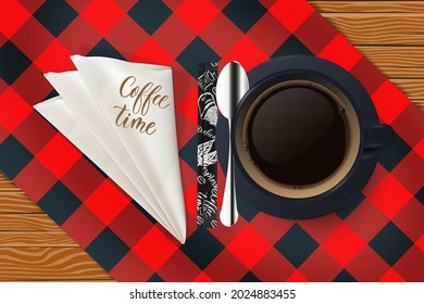 Realistische Vektorkaffee-Tasse und Untertasse, Draufsicht einzeln auf Holzhintergrund mit karierter Tischdecke. Kaffeezeitkonzept
