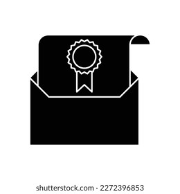 Icono de la tarjeta de correo electrónico de recomendación. Sobre con diseño de icono de insignia de premio. aislado en fondo blanco