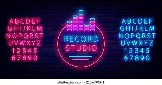 Registra el logotipo de neón de estudio. Signo de ecualizador. Grabación de pistas musicales. Luminoso tipo de letra rosa y azul. Señal de luz. Etiqueta del club nocturno. Banner de efecto luminoso exterior. Ilustración de material vectorial