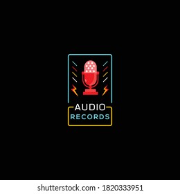 Plantilla del logotipo del estudio de grabación. Grabación de podcast, icono de podcasting o símbolo con ilustración vectorial de micrófono.
