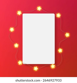 Cartão retangular decorado com guirlandas claras. Moldura de imagem em vermelho bg, lâmpadas de forma de estrela brilham. Montagem de impressão vertical, decoração xmas ornamentado festivo. Borda de festa de luxo para arte, caixa de cartaz do produto