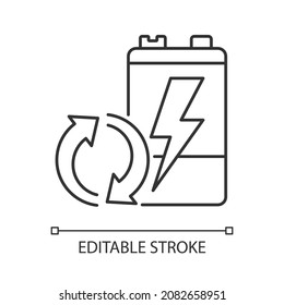 Icono lineal de batería reciclable. Reutilizar acumuladores antiguos. Valiosa recuperación de materiales. Ilustración personalizable de línea delgada. Símbolo de contorno. Dibujo de contorno aislado del vector. Trazo editable