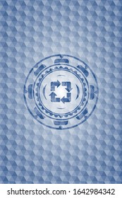 das Symbol in blauem Emblem oder Abzeichen mit abstraktem geometrischem Musterhintergrund wiederverwenden.