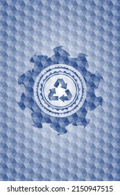 icono de reciclaje dentro del emblema azul o placa con fondo de patrón geométrico abstracto. 