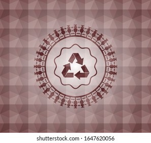 icono de reciclaje dentro de emblema o placa sin costura roja con fondo de patrón geométrico.