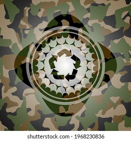 icono de reciclaje en textura de camo. 