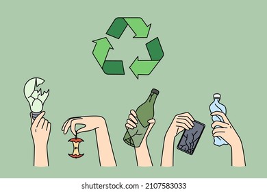 Reciclaje y concepto de conversación ecológica. Manos humanas con varias lámparas de basura electrónica de botellas de manzana para reciclaje con un símbolo por encima de la ilustración del vector 