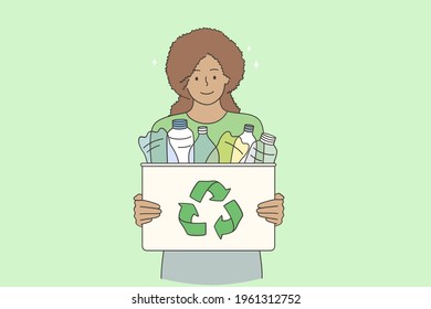 Reciclaje y concepto de estilo de vida sostenible. Joven sonriente caricaturista de una mujer negra parada sosteniendo una papelera de reciclaje con botellas de plástico afuera ilustración vectorial 