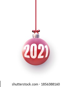 Balón de árbol de navidad rojo 3d con signo blanco 2021 colgando en cinta roja con arco. Fondo blanco. Ilustración vectorial de vacaciones.