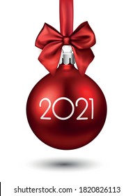 Rotes 3D-Weihnachtsbaumspielzeug mit weißem 2021-Zeichen, das auf rotem Band mit Bogen hängt. Weißer Hintergrund. Vektorgrafik für Feiertage.