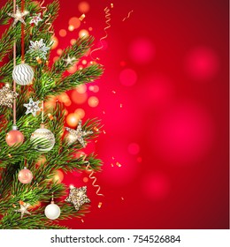 Plantilla de fondo rojo con ramas de árbol de Navidad, decoraciones navideñas y lugar para texto. Bolas de Navidad, estrellas y confeti.
