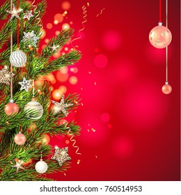 Rote Hintergrundvorlage mit Weihnachtsbäumen, Weihnachtsdekorationen und Platz für Text. Weihnachtsbälle, Sterne und Konfetti.