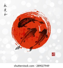 Carpas de koi rojas y negras dibujadas a mano con tinta en el estilo tradicional japonés de pintura sumi-e con fondo brillante. Contiene jeroglífico "bienestar" (sello rojo), "riqueza", "armonía", "eternidad"