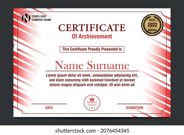 plantilla de certificado rojo con líneas. Certificado de logro con insignia.