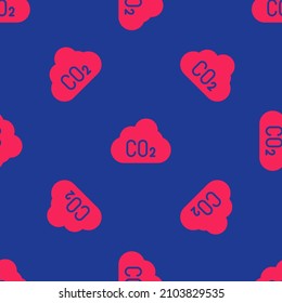Rote CO2-Emissionen in Cloud-Symbol einzeln auf blauem Hintergrund. Kohlendioxidformel, Konzept der Smog-Verschmutzung, Umweltkonzept.  Vektorgrafik