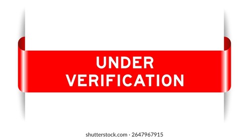 Cor vermelha inserida etiqueta banner com palavra sob verificação no fundo branco