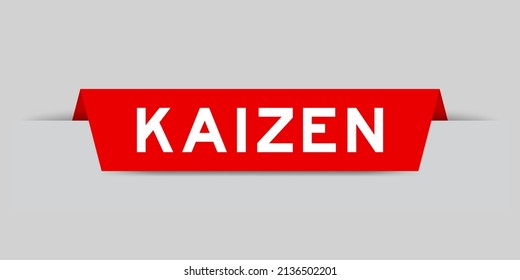 Color rojo insertado etiqueta con kaizen de palabra sobre fondo gris