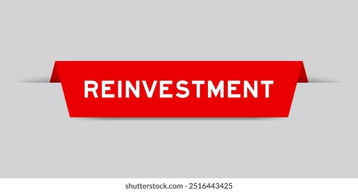 Rótulo inserido de cor vermelha com reinvestimento de palavra em fundo cinza