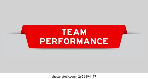 Rótulo inserido de cor vermelha com desempenho de equipe de palavras em fundo cinza