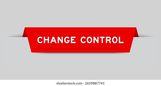 Etiqueta insertada de color rojo con control de cambio de palabra sobre fondo gris