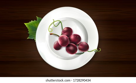 Uvas rojas sobre un plato blanco y una mesa de madera.