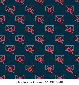 Línea roja Correo sobre sobre con icono de cristal de aumento aislado sin fisuras en fondo negro.  Ilustración vectorial
