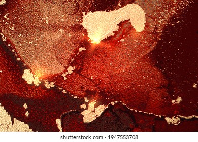 Abstrakter, roter Maron und goldener Marmorhintergrund mit Funkeln. Vektorstruktur in Alkoholfarbe Technik mit Glitter. Vorlage für Banner, Plakatdesign. Flüssigkunstmalerei