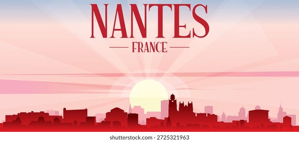 Cartel panorámico rojo del horizonte de la ciudad con edificios de fondo brumoso, salida del sol, luna y nubes de NANTES, FRANCIA