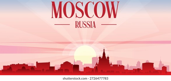 Cartel panorámico rojo del horizonte de la ciudad con edificios de fondo brumoso, salida del sol, luna y nubes de MOSCÚ, RUSIA