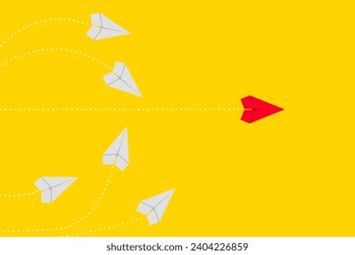 Rotes Papierflugzeug, das in eine andere Richtung fliegt als die weißen. gelber Hintergrund. 
