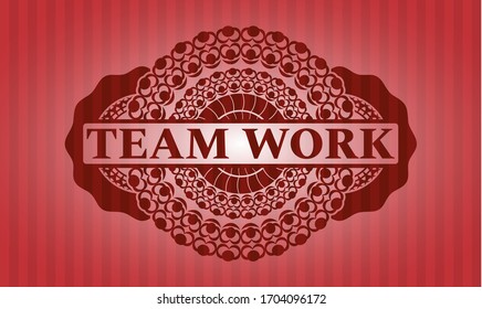 Emblema realista rojo con texto Team Work dentro