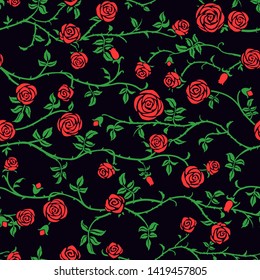 Rojo rosa floral sin fisuras con flor de rizo trepador, hoja verde y espino. Bonito fondo negro oscuro, vector. Gótico, jardín antiguo, romántico estilo de hadas. Elegante textura dibujada a mano