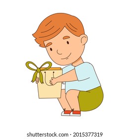 Redhead Little Boy Holding Geschenkpaket als Feiertage Gegenwart Vektorgrafik