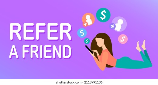 Refiérase a un amigo. Programa de remisión. Recompensa de bonos. Niña usando smartphone. Medios sociales. Mujer joven con el smartphone en la mano. Iconos de botón que salen del teléfono móvil. Consultar y ganar