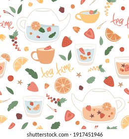 Refrescante y jugosa bebida patrón sin costura. Tetera con bebida a base de hierbas y frutas. Sabrosa ilustración vectorial de verano con té en tazas, bayas, hojas, rodajas de naranja y limón. Texto escrito a mano.