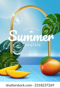 Erfrischende Sommerzeitvorlage. Goldener Bogen mit Vollmangos und tropischen Blättern auf blauem Fliesenboden.