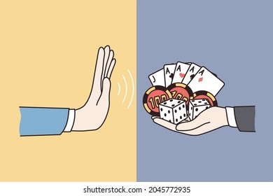 Negativa por concepto de estilo de vida de juego. Mano humana sin negarse a negar la señal de otra mano sosteniendo tarjetas y jugando a las papas fritas 