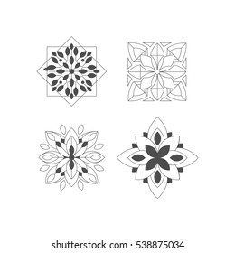 Forma Regular Cuatro Figuras Ornamentales De Doodle En Colores Monocromos Para Adultos Colorantes Libro De Ilustraciones