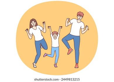 Regocijándose papá, mamá y niño pequeño bailan y celebran la victoria de la competencia de la familia joven o ganar la lotería. Familia positiva bailando con energía en la discoteca disfrutando de un ambiente alegre y buena música