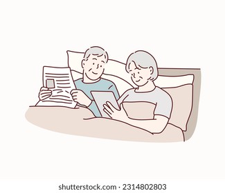 pareja madura relajada tumbada en la cama mientras navega en una tableta digital y lee el periódico en casa por la mañana. Ilustraciones de diseño vectorial de estilo dibujado a mano.