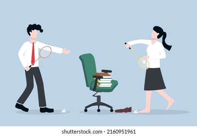 Aliviando el estrés y haciendo una buena relación entre el concepto de colegas, los empleados de Office juegan bádminton juntos para relajarse del trabajo duro.