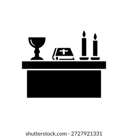 Religiöse Altarbildung mit wichtigen Gottesdienstgegenständen: Kelch, heilige Bibel und brennende Kerzen, die den Glauben und die Zeremonie symbolisieren.